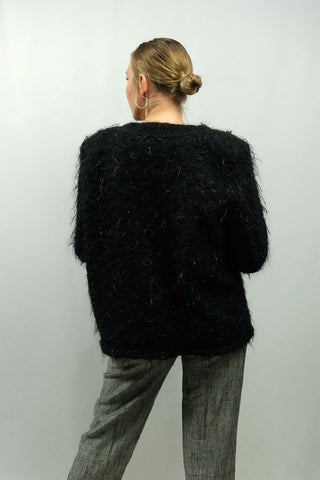 Schwarzer 80s Cardigan/Blazer in offenem Schnitt mit Schulterpolstern, aus „furry“ Wolle(-Mix) – vermutlich Mohair – mit dezenten Glitzerfäden, Stickereien und süßen Zierschleifen am Kragen, zu empfehlen für eine L bis XL je nach gewünschter Passform und ein absolutes Highlight