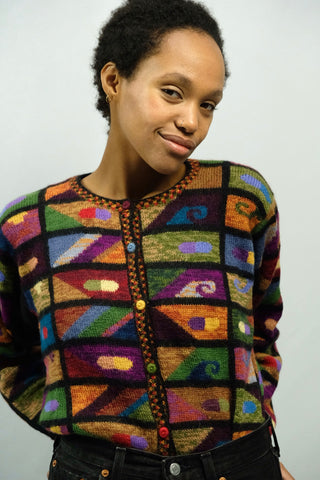 Peruanischer 90s Cardigan aus reiner Alpakawolle mit Rundhalskragen und buntem Boho Patchwork Strickmuster – tragbar von einer XS bis S – ein hochwertiges, sehr seltenes Fundstück in neuwertigem Zustand und ein absolutes Highlight