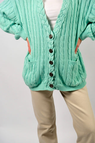 80s Zopfstrick Cardigan in Türkis mit tollen silbernen Knöpfen und aufgesetzten Taschen – Größe M – made in Italy