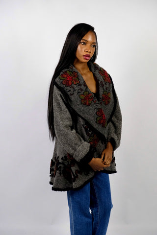 Dunkelgrauer 90s Cardigan made in Italy aus Wollmischung, toller offener Schnitt mit großem Kragen, umgeschlagenen Ärmeln und Boho Blumenmuster in Schwarz, Rot und Grün – wir empfehlen den Cardigan einer S bis M je nach gewünschter Passform – ein absolutes Highlight