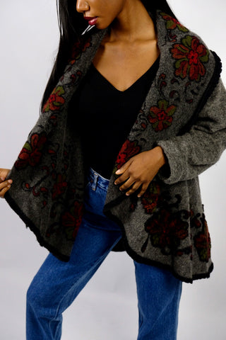 Dunkelgrauer 90s Cardigan made in Italy aus Wollmischung, toller offener Schnitt mit großem Kragen, umgeschlagenen Ärmeln und Boho Blumenmuster in Schwarz, Rot und Grün – wir empfehlen den Cardigan einer S bis M je nach gewünschter Passform – ein absolutes Highlight