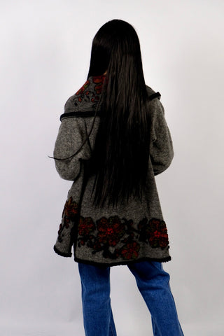 Dunkelgrauer 90s Cardigan made in Italy aus Wollmischung, toller offener Schnitt mit großem Kragen, umgeschlagenen Ärmeln und Boho Blumenmuster in Schwarz, Rot und Grün – wir empfehlen den Cardigan einer S bis M je nach gewünschter Passform – ein absolutes Highlight