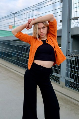 90s/00s Strickjäckchen in Orange, kurz und feminin geschnitten, mit ¾-Ärmeln und kleinen Eingrifftaschen seitlich – made in Italy und zu empfehlen für eine heutige XS