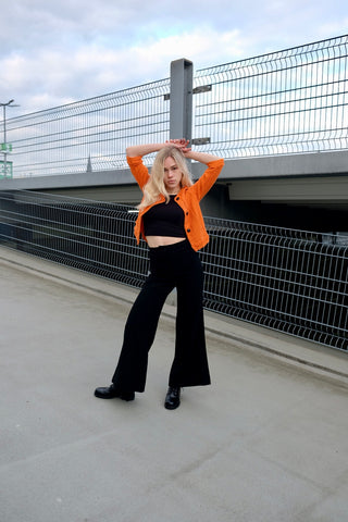 90s/00s Strickjäckchen in Orange, kurz und feminin geschnitten, mit ¾-Ärmeln und kleinen Eingrifftaschen seitlich – made in Italy und zu empfehlen für eine heutige XS