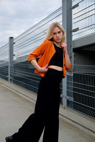 90s/00s Strickjäckchen in Orange, kurz und feminin geschnitten, mit ¾-Ärmeln und kleinen Eingrifftaschen seitlich – made in Italy und zu empfehlen für eine heutige XS