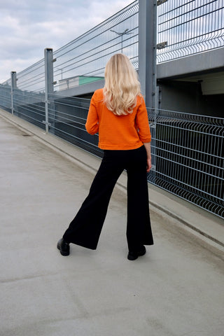 90s/00s Strickjäckchen in Orange, kurz und feminin geschnitten, mit ¾-Ärmeln und kleinen Eingrifftaschen seitlich – made in Italy und zu empfehlen für eine heutige XS