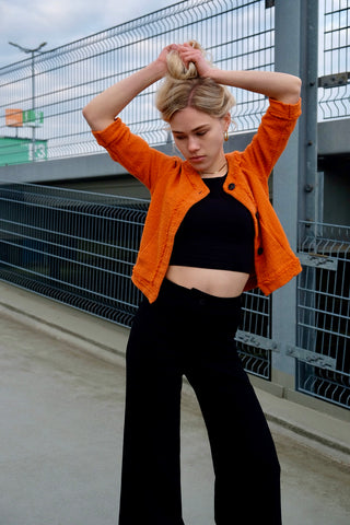 90s/00s Strickjäckchen in Orange, kurz und feminin geschnitten, mit ¾-Ärmeln und kleinen Eingrifftaschen seitlich – made in Italy und zu empfehlen für eine heutige XS