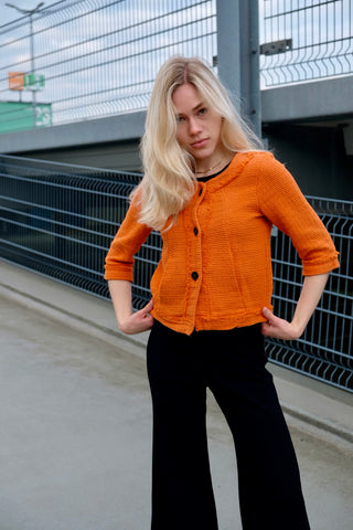90s/00s Strickjäckchen in Orange, kurz und feminin geschnitten, mit ¾-Ärmeln und kleinen Eingrifftaschen seitlich – made in Italy und zu empfehlen für eine heutige XS