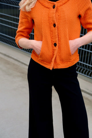 90s/00s Strickjäckchen in Orange, kurz und feminin geschnitten, mit ¾-Ärmeln und kleinen Eingrifftaschen seitlich – made in Italy und zu empfehlen für eine heutige XS