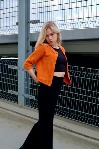 90s/00s Strickjäckchen in Orange, kurz und feminin geschnitten, mit ¾-Ärmeln und kleinen Eingrifftaschen seitlich – made in Italy und zu empfehlen für eine heutige XS
