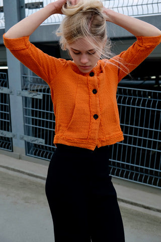 90s/00s Strickjäckchen in Orange, kurz und feminin geschnitten, mit ¾-Ärmeln und kleinen Eingrifftaschen seitlich – made in Italy und zu empfehlen für eine heutige XS