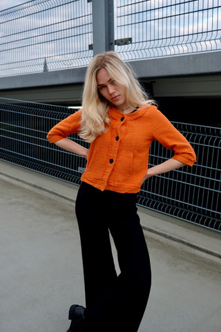 90s/00s Strickjäckchen in Orange, kurz und feminin geschnitten, mit ¾-Ärmeln und kleinen Eingrifftaschen seitlich – made in Italy und zu empfehlen für eine heutige XS
