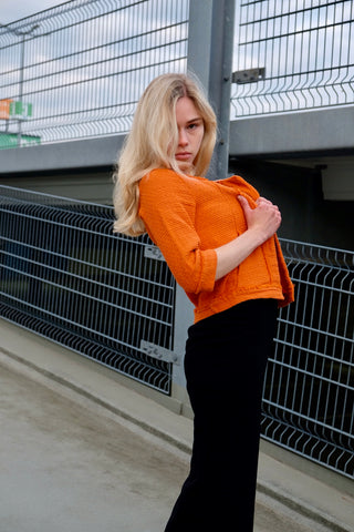 90s/00s Strickjäckchen in Orange, kurz und feminin geschnitten, mit ¾-Ärmeln und kleinen Eingrifftaschen seitlich – made in Italy und zu empfehlen für eine heutige XS