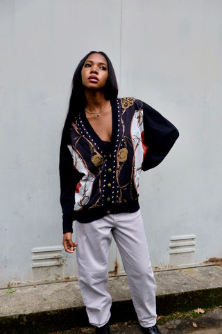 Hochwertiger schwarzer 80s Cardigan made in Italy aus Lammwolle-Mix, mit V-Kragen und tollem Barock Print in Schwarz/Anthrazit, Rot, Gold, Weiß und Braun – bewusst lockerer Schnitt und unserer Einschätzung nach ideal für eine S/M – ein absolutes Highlight