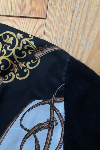 Hochwertiger schwarzer 80s Cardigan made in Italy aus Lammwolle-Mix, mit V-Kragen und tollem Barock Print in Schwarz/Anthrazit, Rot, Gold, Weiß und Braun – bewusst lockerer Schnitt und unserer Einschätzung nach ideal für eine S/M – ein absolutes Highlight