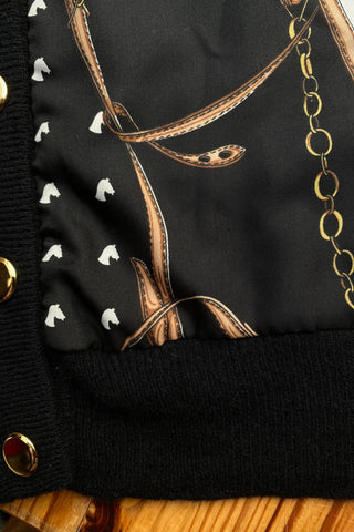 Hochwertiger schwarzer 80s Cardigan made in Italy aus Lammwolle-Mix, mit V-Kragen und tollem Barock Print in Schwarz/Anthrazit, Rot, Gold, Weiß und Braun – bewusst lockerer Schnitt und unserer Einschätzung nach ideal für eine S/M – ein absolutes Highlight