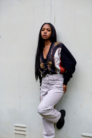 Hochwertiger schwarzer 80s Cardigan made in Italy aus Lammwolle-Mix, mit V-Kragen und tollem Barock Print in Schwarz/Anthrazit, Rot, Gold, Weiß und Braun – bewusst lockerer Schnitt und unserer Einschätzung nach ideal für eine S/M – ein absolutes Highlight
