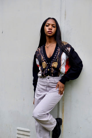 Hochwertiger schwarzer 80s Cardigan made in Italy aus Lammwolle-Mix, mit V-Kragen und tollem Barock Print in Schwarz/Anthrazit, Rot, Gold, Weiß und Braun – bewusst lockerer Schnitt und unserer Einschätzung nach ideal für eine S/M – ein absolutes Highlight