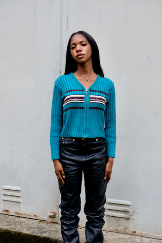 Kurz geschnittener 90s/00s Cardigan aus gerippter Baumwollmischung in Türkis (etwas grünlicheres Türkis, vgl. Farbe im Video), figurnahes Design mit V-Ausschnitt, Reißverschluss und Streifen in Schwarz, Weinrot, Creme und Graubraun – wir empfehlen den Cardigan einer XS