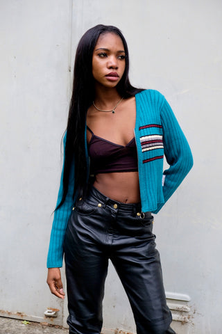 Kurz geschnittener 90s/00s Cardigan aus gerippter Baumwollmischung in Türkis (etwas grünlicheres Türkis, vgl. Farbe im Video), figurnahes Design mit V-Ausschnitt, Reißverschluss und Streifen in Schwarz, Weinrot, Creme und Graubraun – wir empfehlen den Cardigan einer XS