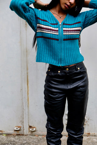 Kurz geschnittener 90s/00s Cardigan aus gerippter Baumwollmischung in Türkis (etwas grünlicheres Türkis, vgl. Farbe im Video), figurnahes Design mit V-Ausschnitt, Reißverschluss und Streifen in Schwarz, Weinrot, Creme und Graubraun – wir empfehlen den Cardigan einer XS