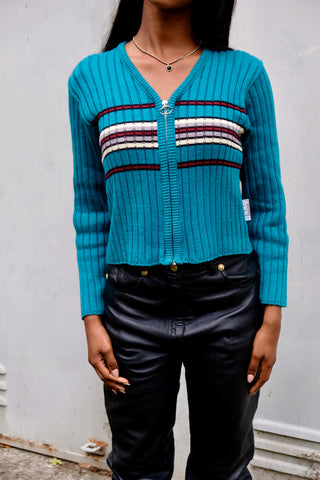 Kurz geschnittener 90s/00s Cardigan aus gerippter Baumwollmischung in Türkis (etwas grünlicheres Türkis, vgl. Farbe im Video), figurnahes Design mit V-Ausschnitt, Reißverschluss und Streifen in Schwarz, Weinrot, Creme und Graubraun – wir empfehlen den Cardigan einer XS