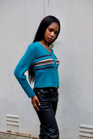 Kurz geschnittener 90s/00s Cardigan aus gerippter Baumwollmischung in Türkis (etwas grünlicheres Türkis, vgl. Farbe im Video), figurnahes Design mit V-Ausschnitt, Reißverschluss und Streifen in Schwarz, Weinrot, Creme und Graubraun – wir empfehlen den Cardigan einer XS