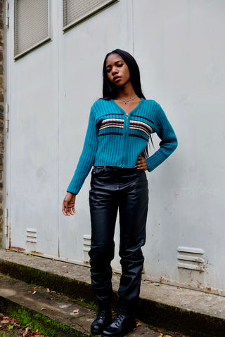 Kurz geschnittener 90s/00s Cardigan aus gerippter Baumwollmischung in Türkis (etwas grünlicheres Türkis, vgl. Farbe im Video), figurnahes Design mit V-Ausschnitt, Reißverschluss und Streifen in Schwarz, Weinrot, Creme und Graubraun – wir empfehlen den Cardigan einer XS