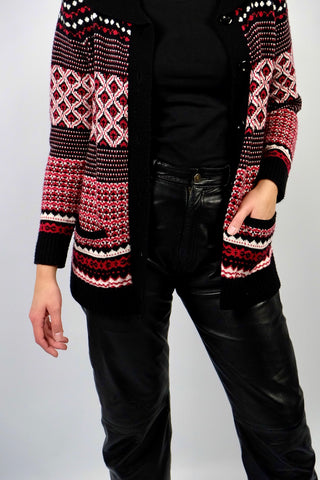 90s Strickjacke mit kleinen Taschen und Norwegermuster in Schwarz, Rot und Weiß – die angegebene Größe ist XL, wir empfehlen den Cardigan jedoch eher einer heutigen M bis L (bitte Maße beachten)