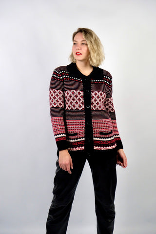 90s Strickjacke mit kleinen Taschen und Norwegermuster in Schwarz, Rot und Weiß – die angegebene Größe ist XL, wir empfehlen den Cardigan jedoch eher einer heutigen M bis L (bitte Maße beachten)