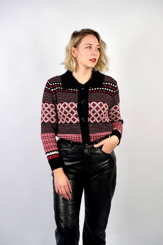 90s Strickjacke mit kleinen Taschen und Norwegermuster in Schwarz, Rot und Weiß – die angegebene Größe ist XL, wir empfehlen den Cardigan jedoch eher einer heutigen M bis L (bitte Maße beachten)
