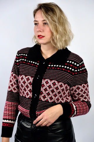 90s Strickjacke mit kleinen Taschen und Norwegermuster in Schwarz, Rot und Weiß – die angegebene Größe ist XL, wir empfehlen den Cardigan jedoch eher einer heutigen M bis L (bitte Maße beachten)