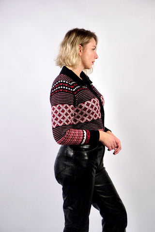 90s Strickjacke mit kleinen Taschen und Norwegermuster in Schwarz, Rot und Weiß – die angegebene Größe ist XL, wir empfehlen den Cardigan jedoch eher einer heutigen M bis L (bitte Maße beachten)