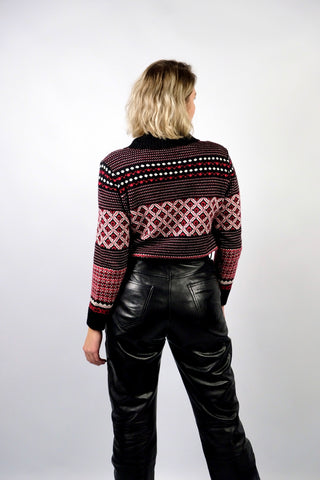 90s Strickjacke mit kleinen Taschen und Norwegermuster in Schwarz, Rot und Weiß – die angegebene Größe ist XL, wir empfehlen den Cardigan jedoch eher einer heutigen M bis L (bitte Maße beachten)