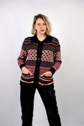90s Strickjacke mit kleinen Taschen und Norwegermuster in Schwarz, Rot und Weiß – die angegebene Größe ist XL, wir empfehlen den Cardigan jedoch eher einer heutigen M bis L (bitte Maße beachten)
