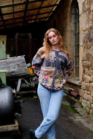 90s Cardigan aus Wollmischung mit tollem Boho Elefanten-/Landschaftsmuster in gedeckten, bunten Farben – tragbar von einer S bis M und ein absolutes Highlight