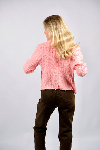 Lachsfarbener 70s Handmade Cardigan in offenem Schnitt mit Bändchen zum Binden am Kragen und Lochstrickmuster – entspricht ca. einer XS (bitte Maße beachten)