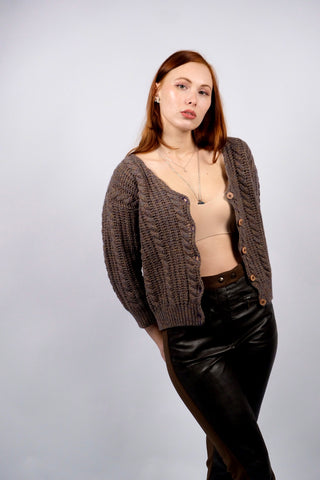 80s/90s Handmade Cardigan in kurzem Schnitt mit V-Kragen und ¾-Ärmeln – meliert in Lila, Blaugrau und Rost/Hellbraun – ideal für eine heutige XS und ein absolutes Highlight