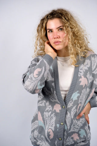 80s/90s Cardigan mit floralem Crazy Pattern in Grautönen, Mint/Türkis, Rosa sowie mit dezenten Glitzerfäden – wir empfehlen die Strickjacke einer heutigen S bis M