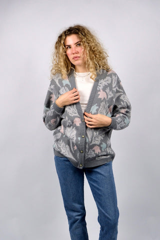 80s/90s Cardigan mit floralem Crazy Pattern in Grautönen, Mint/Türkis, Rosa sowie mit dezenten Glitzerfäden – wir empfehlen die Strickjacke einer heutigen S bis M