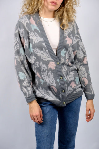 80s/90s Cardigan mit floralem Crazy Pattern in Grautönen, Mint/Türkis, Rosa sowie mit dezenten Glitzerfäden – wir empfehlen die Strickjacke einer heutigen S bis M