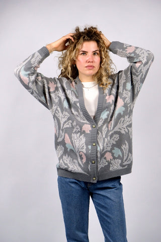80s/90s Cardigan mit floralem Crazy Pattern in Grautönen, Mint/Türkis, Rosa sowie mit dezenten Glitzerfäden – wir empfehlen die Strickjacke einer heutigen S bis M
