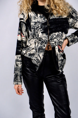 90s/00s Fleecejacke mit Double Zipper, Stehkragen und Crazy Pattern Print in Schwarz, Creme und Rot – entspricht ca. einer S/M