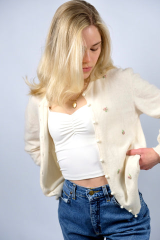 Cremeweißer, hochwertiger und supersofter 70s/80s Cardigan mit hellgrünen und rosafarbenen Perlen in Blümchenform verziert – ideal für eine S und ein absolutes Highlight