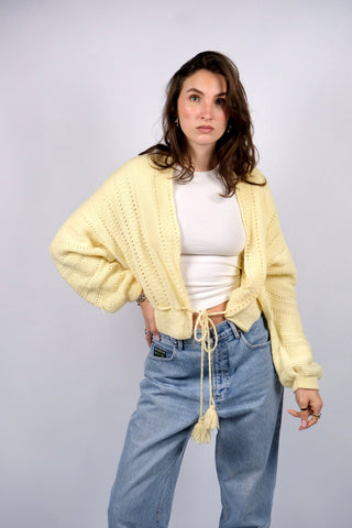 Traumhafter 80s Handmade Cardigan in tollem Buttergelb mit Lochstrickmuster und Kordelzug zum Binden in der Taille – entspricht ca. einer M – ein absolutes Highlight