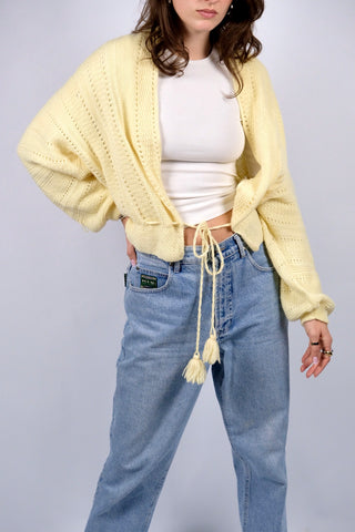 Traumhafter 80s Handmade Cardigan in tollem Buttergelb mit Lochstrickmuster und Kordelzug zum Binden in der Taille – entspricht ca. einer M – ein absolutes Highlight