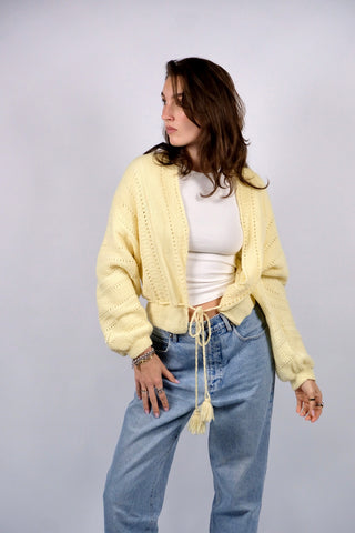 Traumhafter 80s Handmade Cardigan in tollem Buttergelb mit Lochstrickmuster und Kordelzug zum Binden in der Taille – entspricht ca. einer M – ein absolutes Highlight