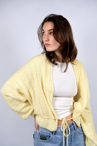 Traumhafter 80s Handmade Cardigan in tollem Buttergelb mit Lochstrickmuster und Kordelzug zum Binden in der Taille – entspricht ca. einer M – ein absolutes Highlight