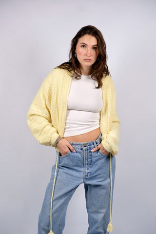 Traumhafter 80s Handmade Cardigan in tollem Buttergelb mit Lochstrickmuster und Kordelzug zum Binden in der Taille – entspricht ca. einer M – ein absolutes Highlight