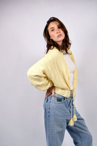 Traumhafter 80s Handmade Cardigan in tollem Buttergelb mit Lochstrickmuster und Kordelzug zum Binden in der Taille – entspricht ca. einer M – ein absolutes Highlight